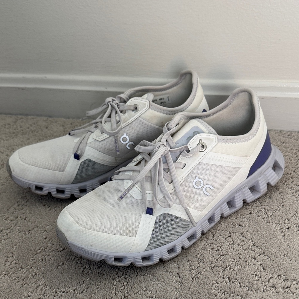 On Running White and Gray Athletic Shoes